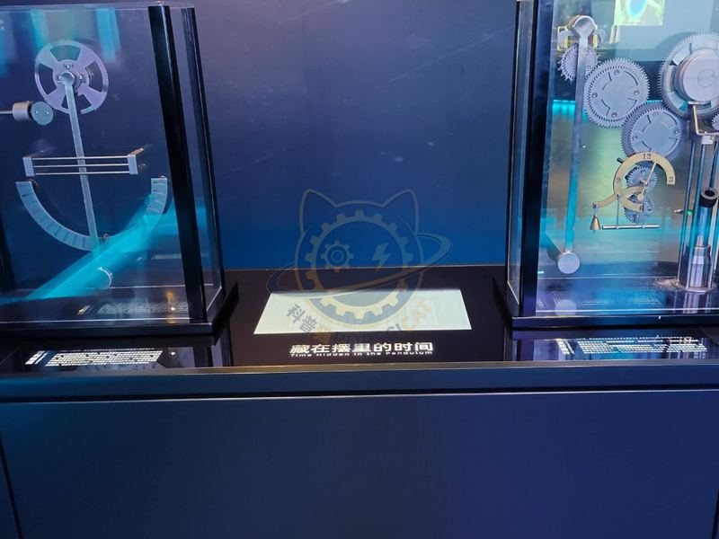 Pendulum and pendulum clock — Basic Science exhibit for science museums