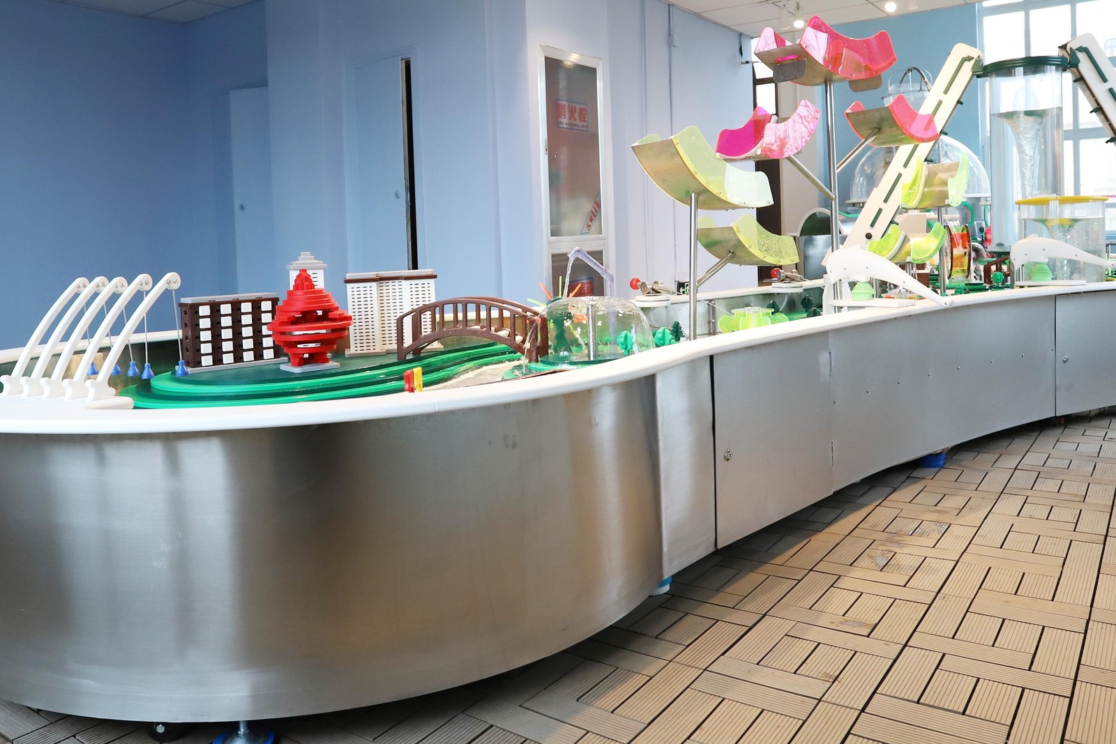 Serpentine table, single continuous run — installed water play zone